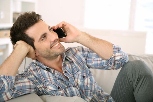 Sentindo-se excitado, um homem falará com uma mulher por muito tempo ao telefone